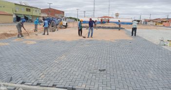 SECRETARIA DE OBRAS E SERVIÇOS PÚBLICOS SEGUE AVANÇANDO NA CONSTRUÇÃO DA PRAÇA DE EVENTOS NO DISTRITO DE BARRA DO TARRACHIL